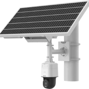 Cámara Hikvision DS-2XS3Q47G1-LDH/4G instalada en un entorno remoto con panel solar integrado