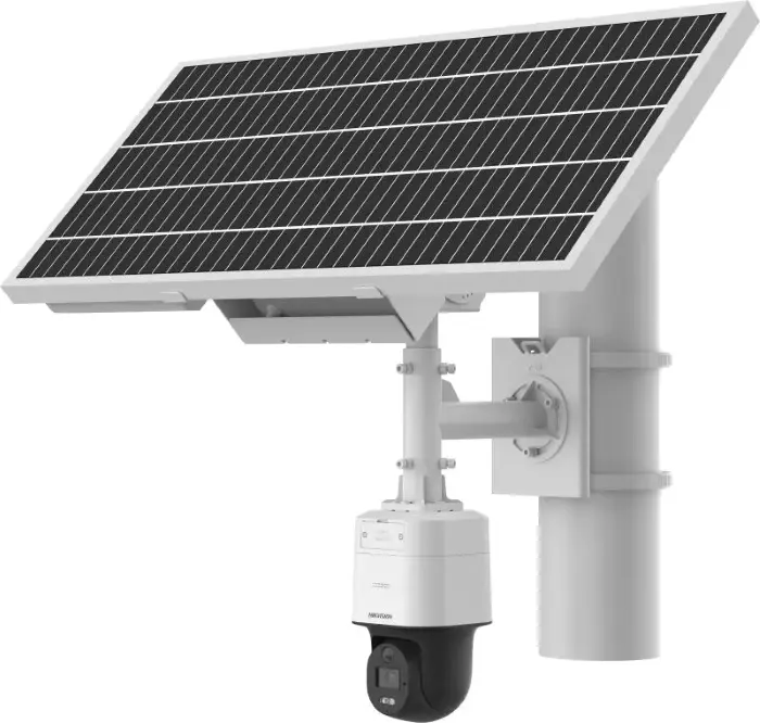 Cámara Hikvision DS-2XS3Q47G1-LDH/4G instalada en un entorno remoto con panel solar integrado